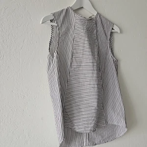Ärmlös blus - Randig, ärmlös klassisk skjortblus från Hope Använd endast ett par gånger