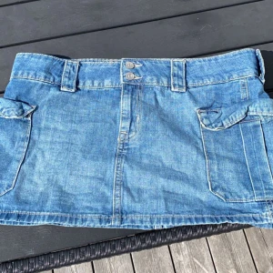 Jeanskjol - Säljer denna super söta jeanskjol från hm då den tyvärr aldrig kommer till användning!💗