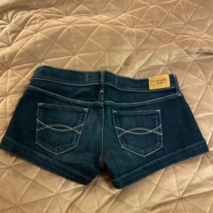 Lågmidjade jeansshorts - Lågmidjade jeansshorts från Abercrombie & Fitch. Använda ett fåtal gånger, de är som nya. Säljer då de inte kommer till användning❤️
