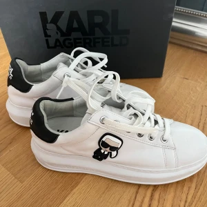 Karl Lagerfeld skor - Vita Karl Lagerfeld skor i storlek 38 men skulle säga att de passar som 37. 