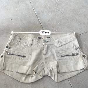 Super fina shorts med coola detaljer, blandning av vit och beige.