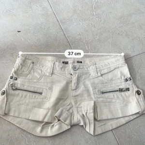 Snygga shorts  - Super fina shorts med coola detaljer, blandning av vit och beige.