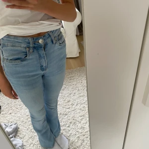 Blåa jeans från lager 157. - Jätte snygga jeans från lager 157. De är i storlek xxs, men har sytt in de i låren och sytt upp de i längden. Så de är lite mindre.🥰 men annars är de jätte fina och i bra skick💕