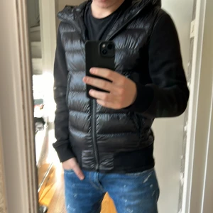 Mackage Cardigan  - Tja säljer min Mackage cardigan, då jag är sugen på något nytt. Jackan är storlek xs och är köpt på Johnells. Den är i bra skick inga deflekter eller fel. 