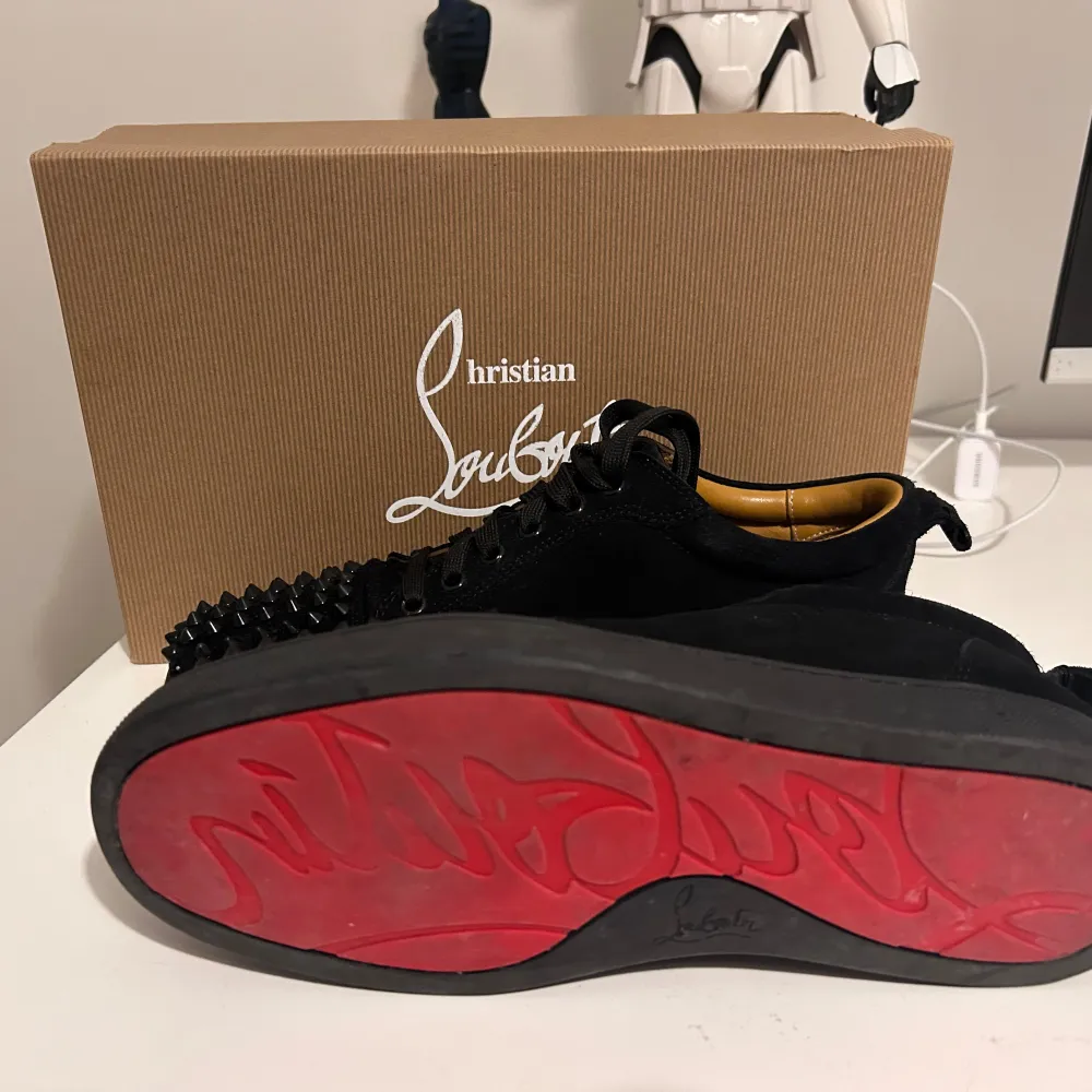 Säljer mina Christian Louboutin storlek 40, det kommer med låda. 5 taggar saknas från skorna men det syns knappt. OBS!! Kommer att posta skorna den 15de augusti . Skor.