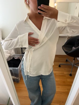 Omlott skjorta - En skitsnygg skjorta eller blus vad man vill kalla det som är omlott. Passar både till fest, resturang eller skola/jobb🤗 använt den 2-3 gånger men valt att sälja den då jag inte använt den på länge