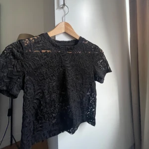 Spets topp - säljer denna topp då den inte kommer till användning då den är lite stor på mig, men glömde skicka tillbaks. så den är i toppen skick!  passar perfekt till fest. 💕💕