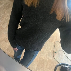 mörkgrå stickad tröja från vero moda  - mörkgrå stickad tröja från vero moda, inga defekter och är som ny