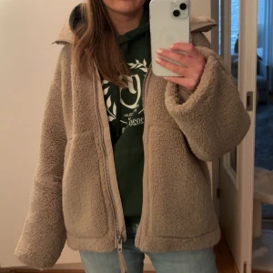 Teddy jacka🧸🧸 - Teddy jacka knappt använd i väldigt bra skick. Perfekt till hösten👌🏼