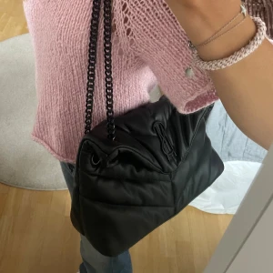 Steve madden väska - Super snygg väska som tyvärr inte kommer till användning. Jättefint skick, det ända tecknet man ser på användning är knappen men inget man ser när den är stängd💞 från märket steve madden och säljs inte längre 