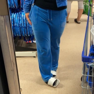 Juicy byxor - Blå juicy byxor i jätte fint skick. Stl xl men passar L också. Tappat ena silver saken på snöret. Köpt är köpt, är man inte nöjd får man sälja vidare. 