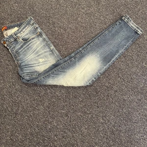 Jeans med slitningar  - Riktigt fräscha Jack & Jones slim fit jeans  Skick 9/10 då det är en liten del som sitter lös men märks inte av vid användning (bild 4) Ny pris 849 kr - pris kan diskuteras 