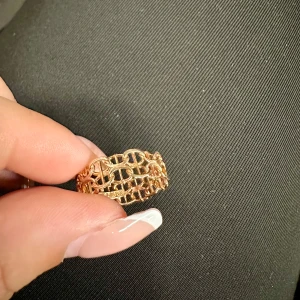 X länk guld ring i 18k - Fin guld ring i 18 k i storlek 55/17,5 vikt ca 2,74 g