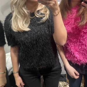 Supersnygg topp! - Supersnygg topp! Största storleken från Zara barn så passar en xs/s, köpt här på plick sedan aldrig använd, supersnygg perfekt nu till hösten🩷!!