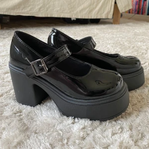 Finskor  - Finskor med lite klack i storlek 37. Aldrig aldrig använt utan de har endast stått i min garderob! Vet ej vart de är ifrån! Men superfina! Säljer för 450kr + frakt! Tyck på köp nu om du vill köpa eller hör av dig vid frågor! ❤️🙏🏻