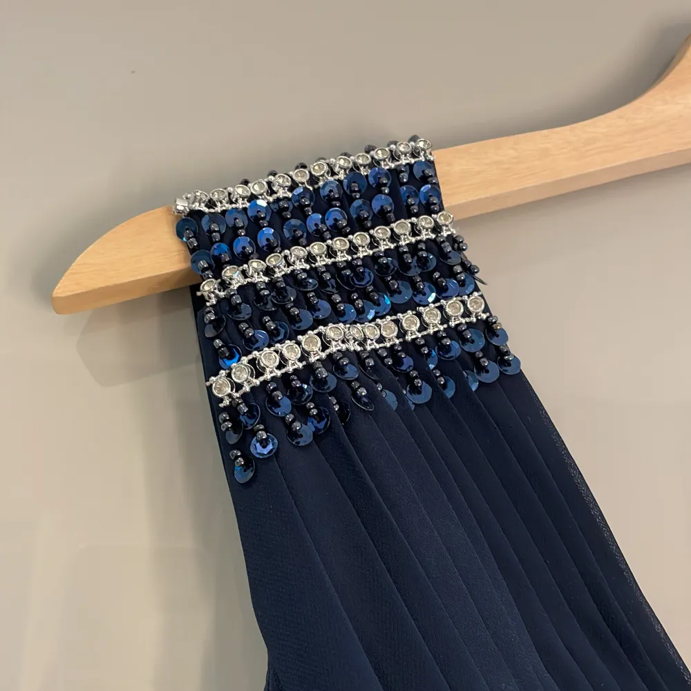 Marinblå balklänning med paljetter. Lång och fin men också elegant. Perfekt för bröllop eller studentbal. 400kr - Fynda! . Mekot.