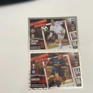Två fotbollskort - Två fotbollskort, Ronaldo och Zidane. De är i perfekt skick och kostar 99 kr. Kontakta mig om du har frågor😄