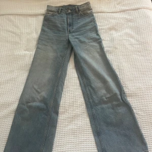 Högmidjade ljusblå vida  jeans  - Midja: 64 cm Innerbenslängd: 79 cm