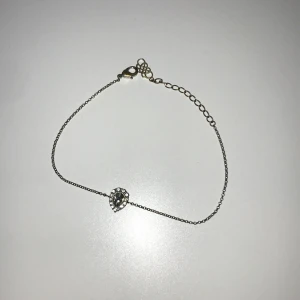 Lily and Rose - Lily and Rose armband. Knappast använd skick 9/10. Ny pris är 349kr Mitt pris - 249kr Hör av er vid funderingar.