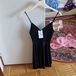 Klänning säljes ny - Klänning ny från bikbok. Egentligen xs men jag tycker den kan passa s oxå