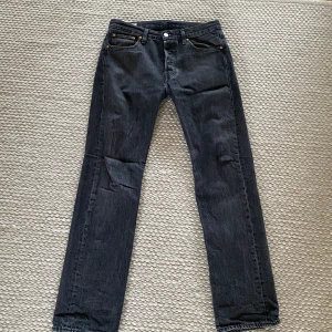 Levi’s jeans 501 - Säljer ett par levi’s 501 jeans. Dom är knappt använda. Endas ett fåtal gånger. Näst intill nyskick. Storlek w30 L32