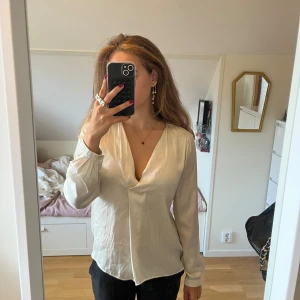 Vit fest blus - Superfin finare blus i en vit krämig färg. Säljer då den inte kommer till användning. Pris går att diskuteras!💗