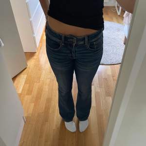 Säljer dessa american eagel jeans i storlek us 4 tall!🥰