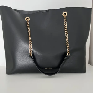 Väska  - Jättefin väska från Anna Field som tyvärr inte kommit till användning. Det medför en mindre väska (bild 2 och 3) som fungerar som ett mindre fack i väskan. Den fungerar bra som skolväska då den är stor och rymlig. 💗