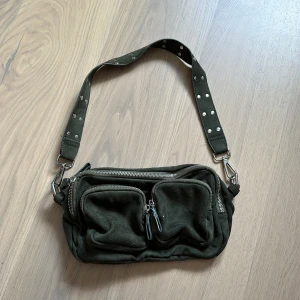 fin handväska från Gina tricot  - Säljer denna väska då den ej kommer till användning längre mörk grön färg och är nästa helt ny säljer den för 200kr