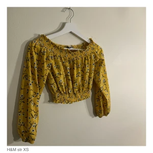 Söt top med blommönster  - Söt top i gult med blommönster. 