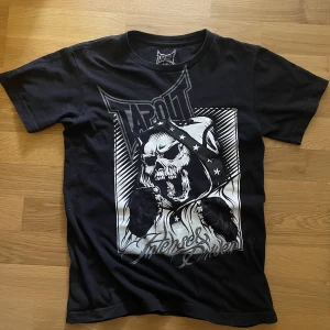 Tapout tshirt  - Tvär fet tapout tshirt storlek S/XS