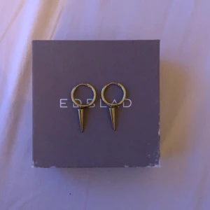 Edblad peak hoops  - Säljer mina peakhoops ifrån edblad i aaaas bra skick! De blir rengjorda innan de skickas självklart! Om ni har frågor, skriv gärna!!❣️❣️