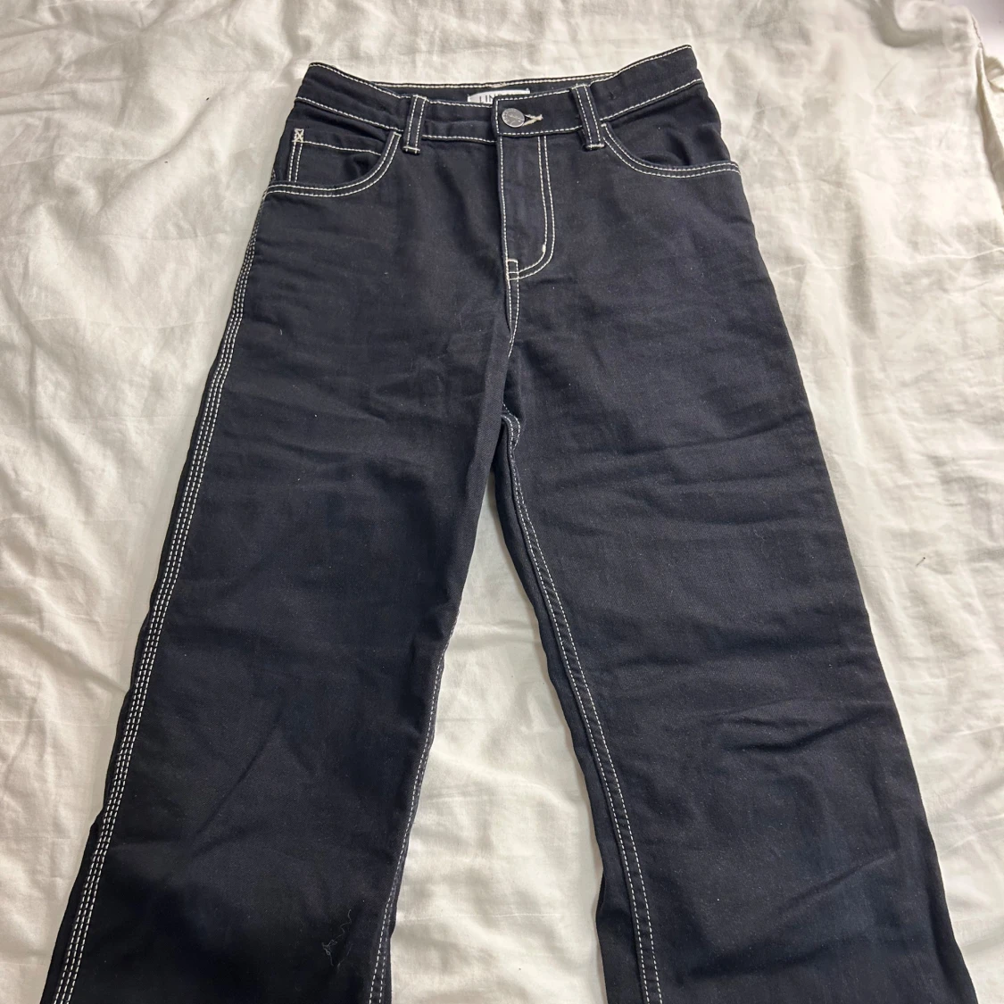 Svarta jeans med tydliga sömmar - 90