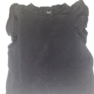 Topp - Säljer nu min topp från Lager 157 som nästan ser ut som zaras volang topp säljer för jag köpt en sån fast från zara så denna kommer inte till användning 