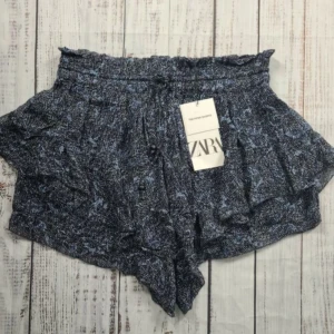 Zara kjol - Virala kjolen med shorts. Jättefin ❤️  Kan mötas i Sthlm eller posta  M men passar s-xs också 