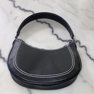 En svart väska💞 - En svart väska har aldrig använt den💞