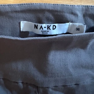 Gråa byxor  - Säljer dessa gråa byxor ifrån Nakd för 150kr. Byxorna är knappt använda och är därför i ett bra skick 🩶De är i storlek 36. 