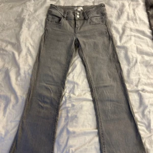Lågmidjade Jeans (Gina tricot) Populära  - Jättefina gråa lågmidjade Jeans från Gina tricot (Gina young) i storlek 146. Trendiga byxor