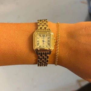 Klocka - Säljer denna jätte fina klocka som tyvärr inte kommer till användning då den är för stor för mig men det går säkert att fixa hos någon som kan. Hör gärna av dig vid frågor och funderingar!❤️ pris går att diskutera 