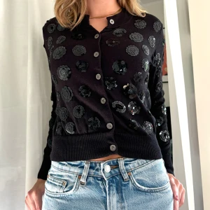 Glittrig kofta! - Supersöt kofta med paljett-prickar! Storlek XS/S, från Peter Jensen. Lite trådar från prickarna men ingen som syns mycket!