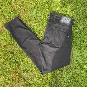 Replay anbass jeans - De här måste vara d snyggaste jeansen som replay har gjort💯💯d passar till vilken outfit som hälst 👍skick 10/10 storlek 33👍👍skinny fit💯kolla in profilen för andra bra deals👍