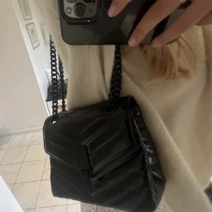 Väska - Säljer den här kurt geiger liknande väskan då den aldrig kommit till användning (första bilen är lånad)💞