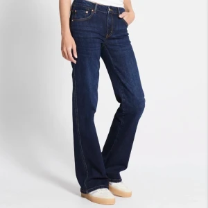 bootcut jeans lager 157 ☆ - helt nya! använt ett par gånger. färgen är indigo, så det kan färga av sig enkelt. helt nya 400 kr från lager som inte kom till användning ☆