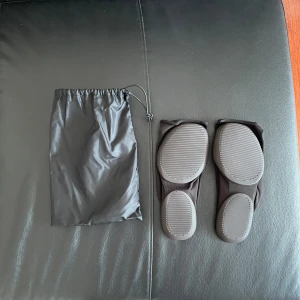 Yeezy pods size 1 - Helt ny, oanvänd  Size 1 passar storlek 39-41  