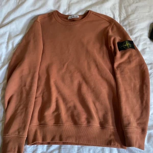 Stone island sweatshirt  - En helt ny stone Island sweatshirt. Storlek S. Inga repor/skador på sweatshirten. 9/10 skick. Kan gå ner i pris via snabb affär. Hör av er om ni har mer frågor om sweatshirten!