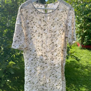 Blommig klänning - Blommig sval klänning, med fint blommönster i viskos.
