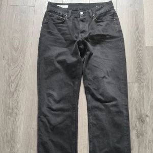 Zara straight jeans - Zara straight fitted jeans, 38 (M). Skick 10/10 använda 1 gång. Passade inte mig 