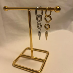 Örhängen  - Finns i guld och silver. Köp för 99kr/st Eller 185kr/ paret. Modell 149 Smyckes ställningen finns även att köpa för 299kr!