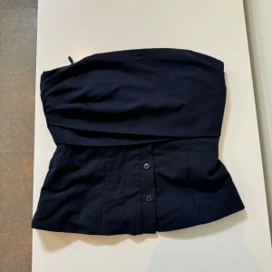 Bandeu topp från Zara - Snygg bandeutopp från Zara med coola detaljer. Nyskick. Storlek xs