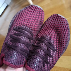 Adidas deerupt originals sneakers - Säljer ett par adidas deerupt originals skor i fint skick. Storlek 42 2/3. Är ett litet hål i "nätet" på ena skon men inte i skon. Inget som syns märkvärdigt. Se bilder. 
